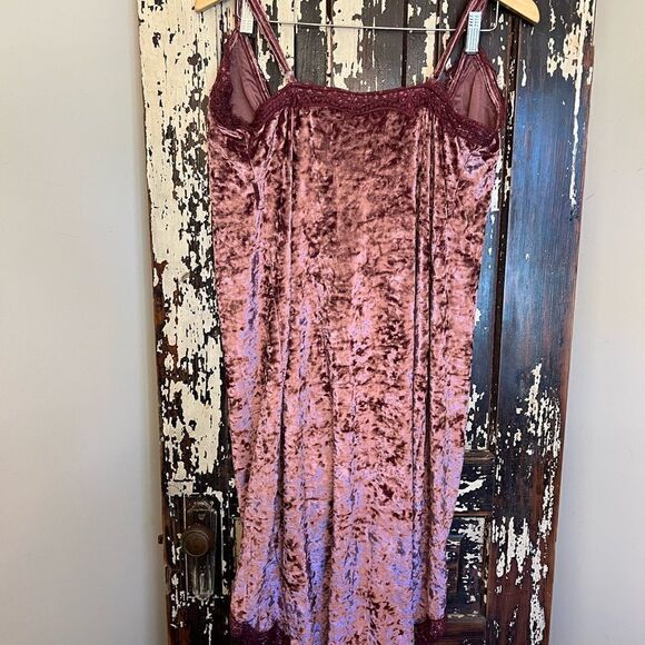 NWT women’s velour like open tie Solaris Peignoir. Size S and M available. - Picture 6 of 15